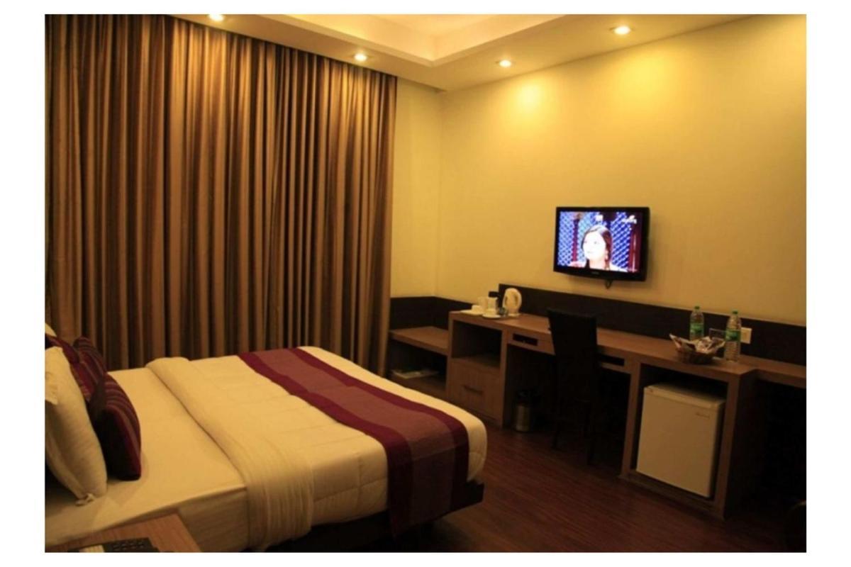 Indiyaah Inn Γκουργκάον Εξωτερικό φωτογραφία