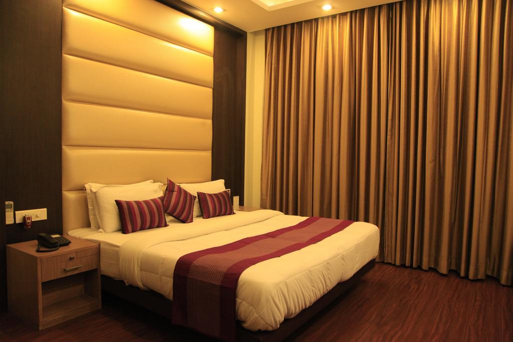 Indiyaah Inn Γκουργκάον Δωμάτιο φωτογραφία