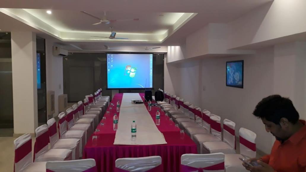 Indiyaah Inn Γκουργκάον Εξωτερικό φωτογραφία