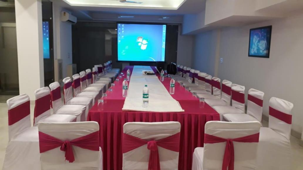 Indiyaah Inn Γκουργκάον Εξωτερικό φωτογραφία